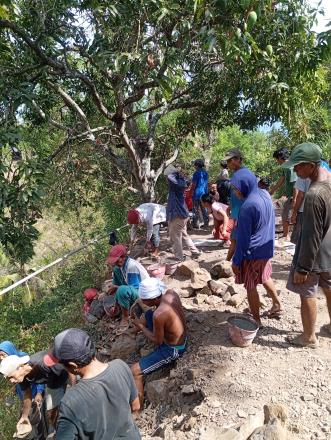 SEMANGAT GOTONG ROYONG WARGA DESA LES DALAM PEMBUATAN JALAN USAHA TANI 